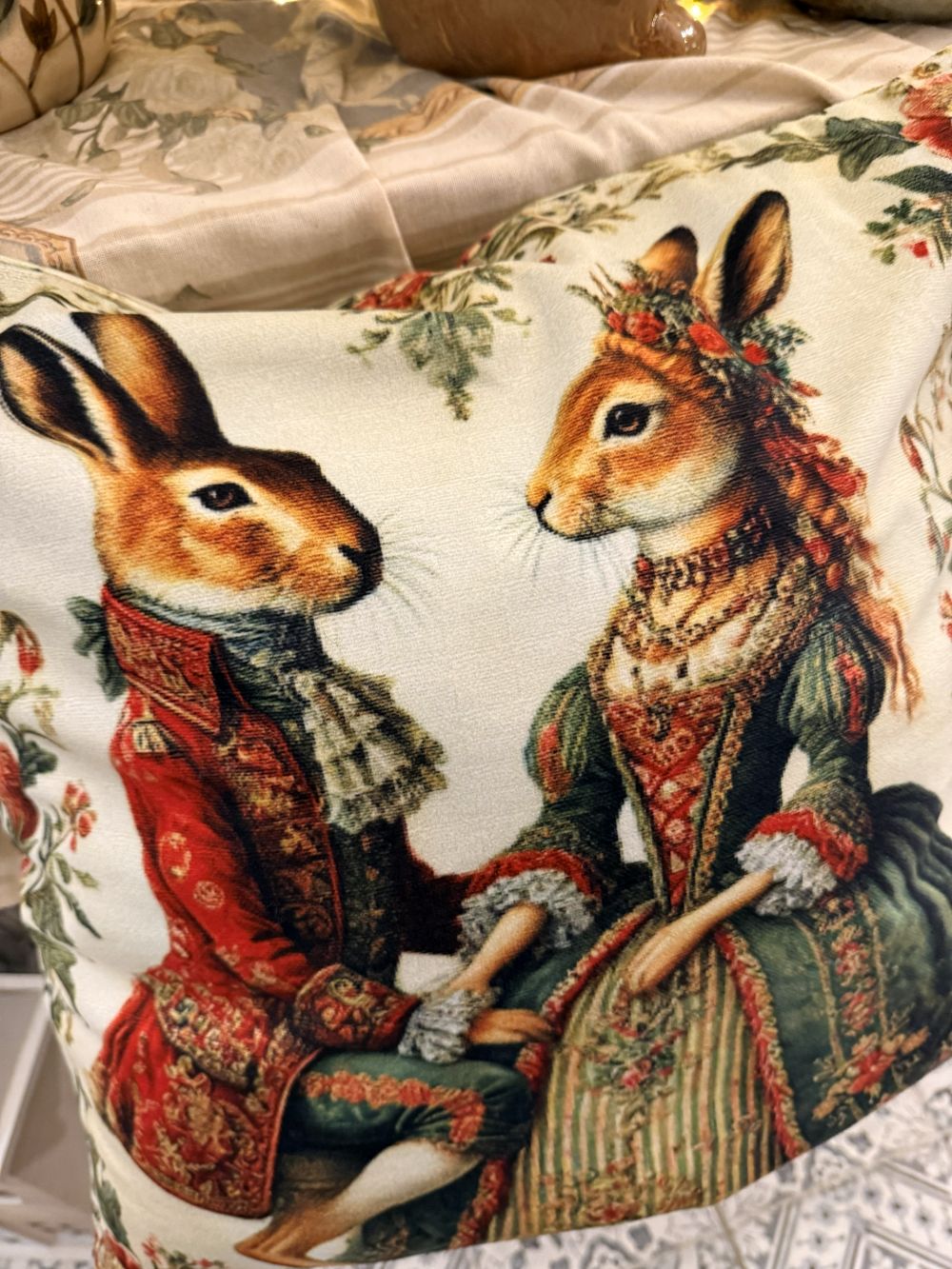 Housse de coussin décorative 45x45 cm, couple de lapins élégants XVIIIe, tons écru rouge et vert, style romantique shabby chic, housse vendue sans garnissage