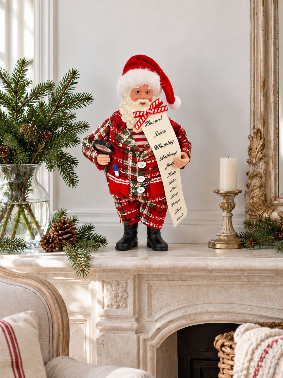 Figurine Père Noël sur une cheminée en pierre claire, entourée de branches de sapin et d’un bougeoir.
