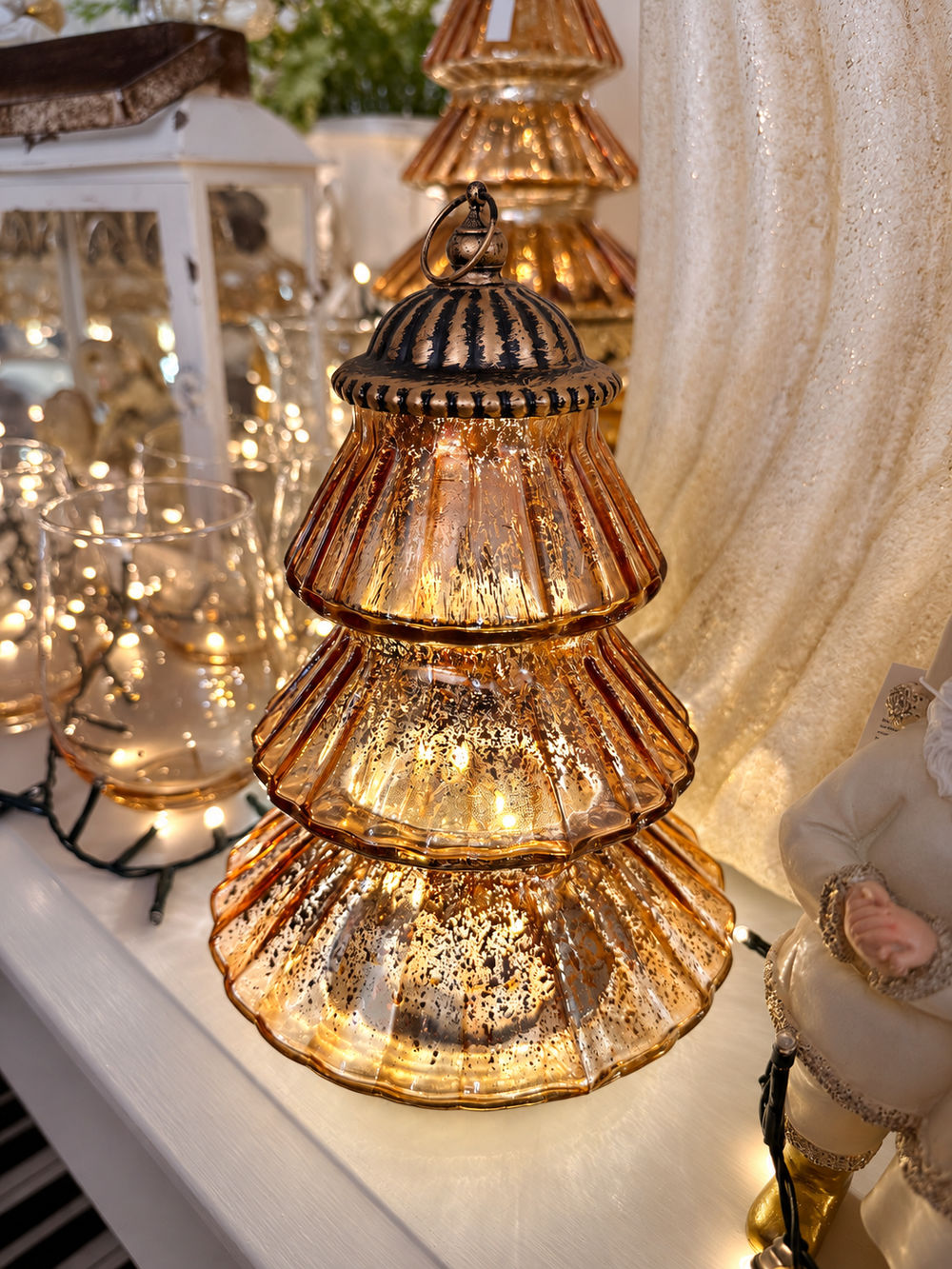 Lanterne sapin de Noël en verre ambré aux reflets dorés et finition patinée, décoration lumineuse chaleureuse et féérique