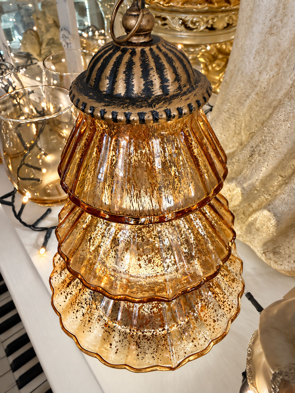 Lanterne sapin de Noël en verre ambré aux reflets dorés et finition patinée, décoration lumineuse chaleureuse et féérique