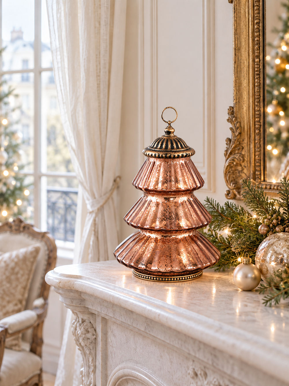 Lanterne sapin de Noël en verre ambré aux reflets dorés et finition patinée, décoration lumineuse chaleureuse et féérique