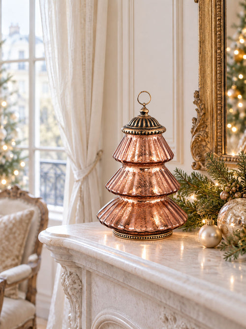 Lanterne sapin de Noël en verre ambré aux reflets dorés et finition patinée, décoration lumineuse chaleureuse et féérique