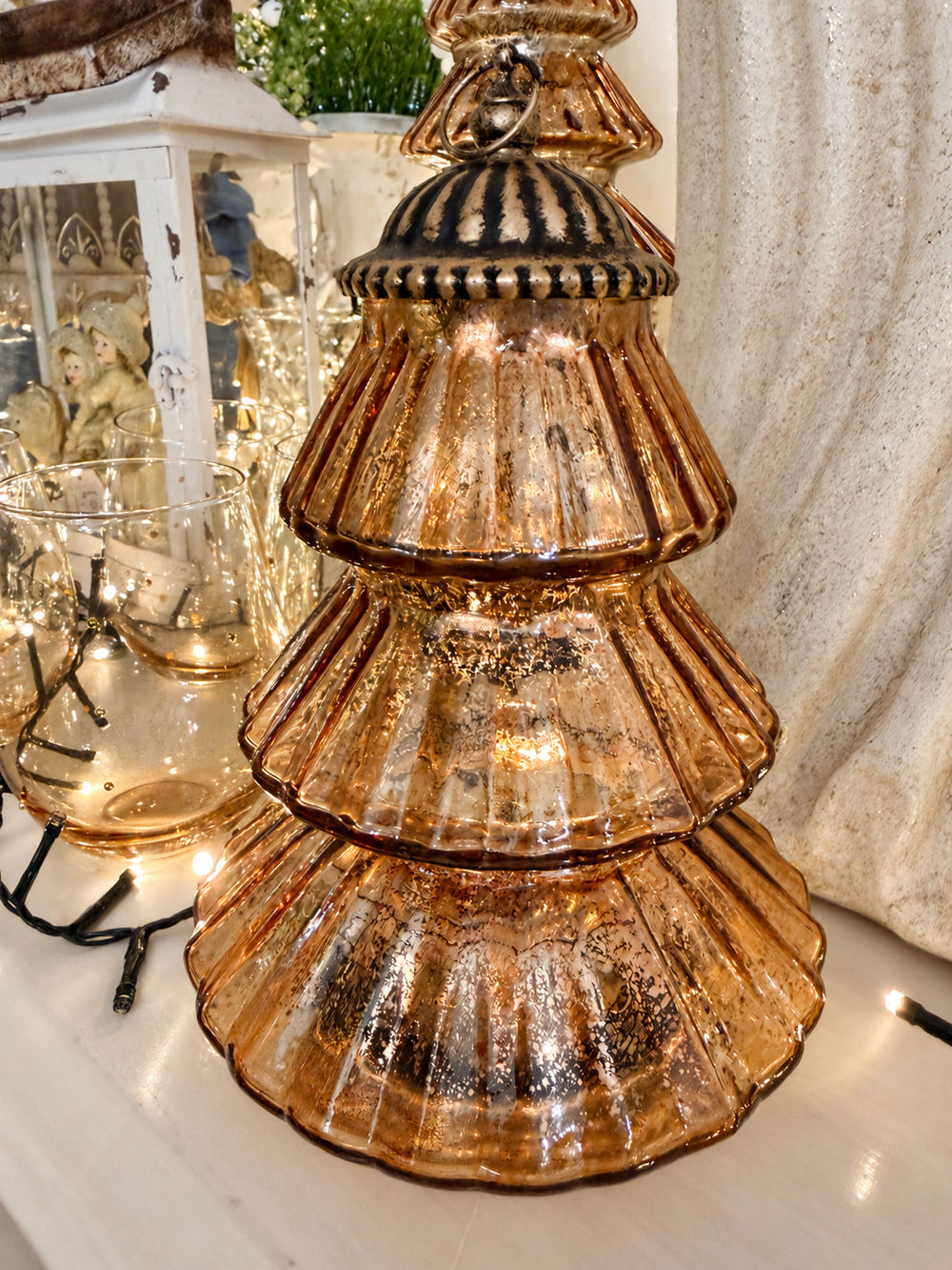 Lanterne sapin de Noël en verre ambré aux reflets dorés et finition patinée, décoration lumineuse chaleureuse et féérique