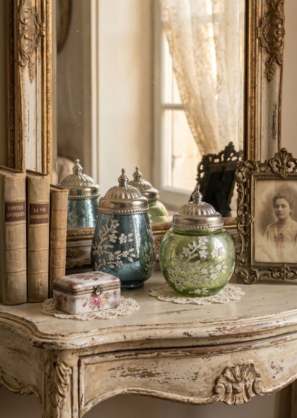 Lanternes LED florales bleue et verte sur une console shabby chic avec miroir ancien, décoration romantique de charme pour salon ou entrée