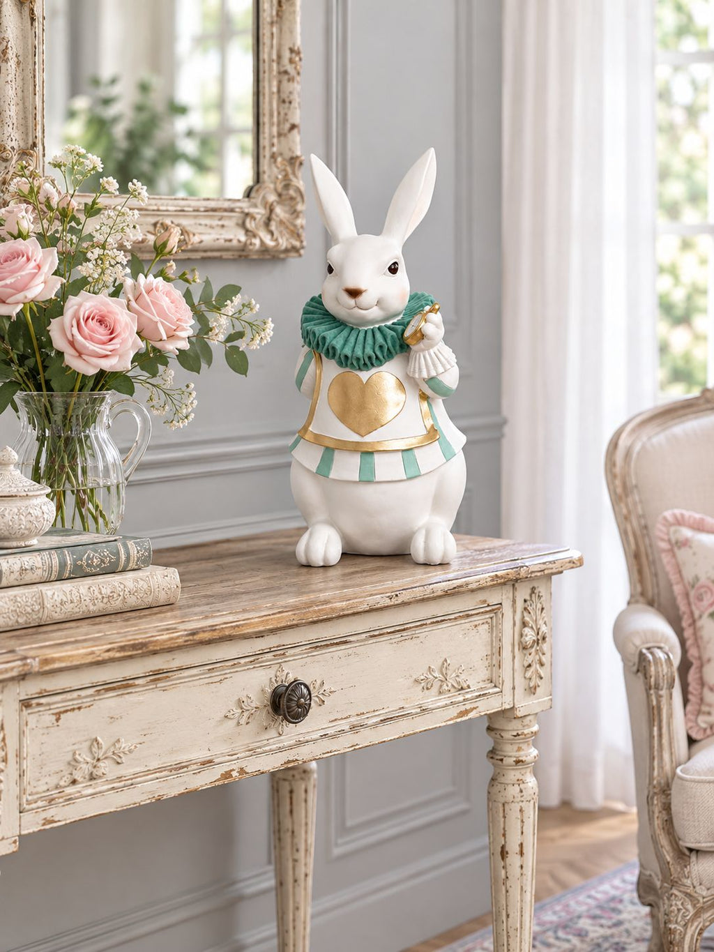 Le Fabuleux Lapin d’Alice sur une console patinée, près d’un bouquet de roses dans un salon lumineux.