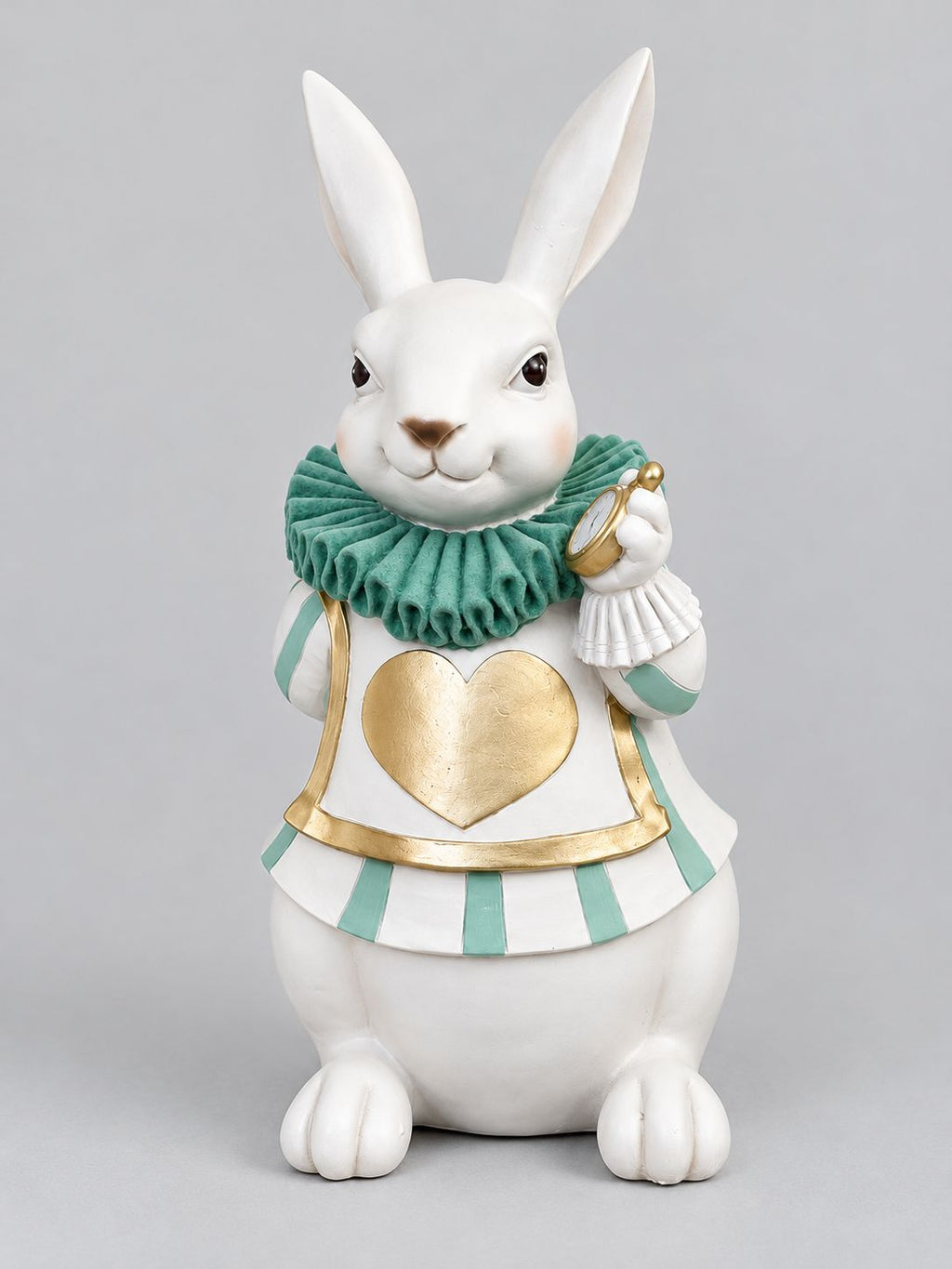 Statuette Le Fabuleux Lapin d’Alice, blanche, verte et dorée, tenant une montre sur fond gris clair.
