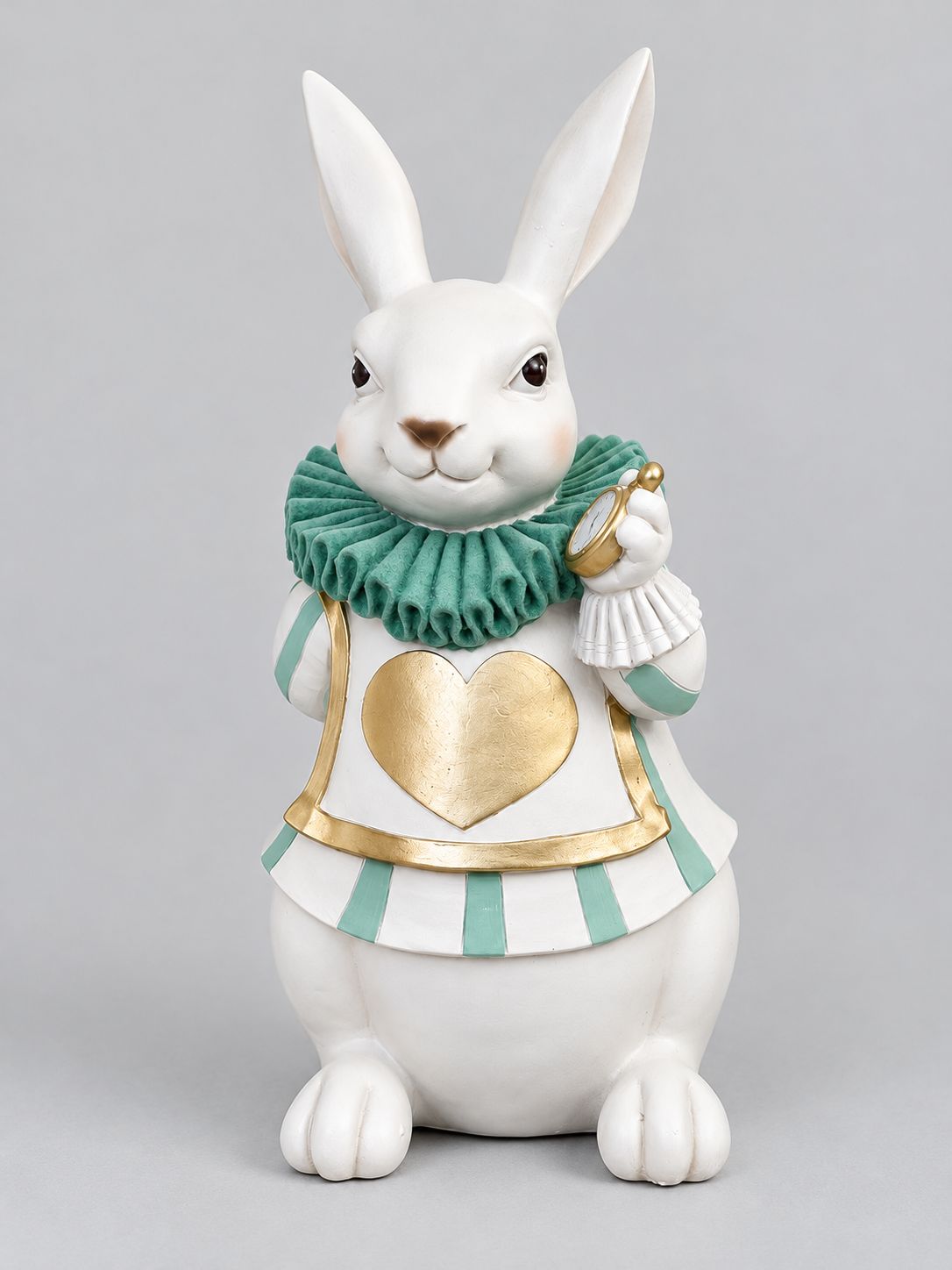 Statuette Le Fabuleux Lapin d’Alice, blanche, verte et dorée, tenant une montre sur fond gris clair.