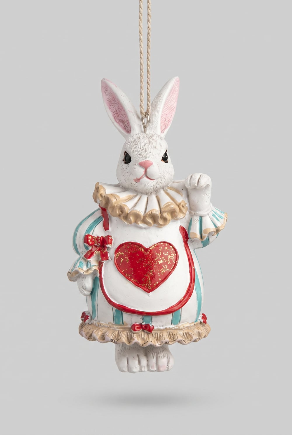 Figurine lapin à suspendre inspirée d'Alice au Pays des Merveilles, avec collerette, tablier à cœur rouge et ruban, idéale pour une décoration de Pâques ou de Noël