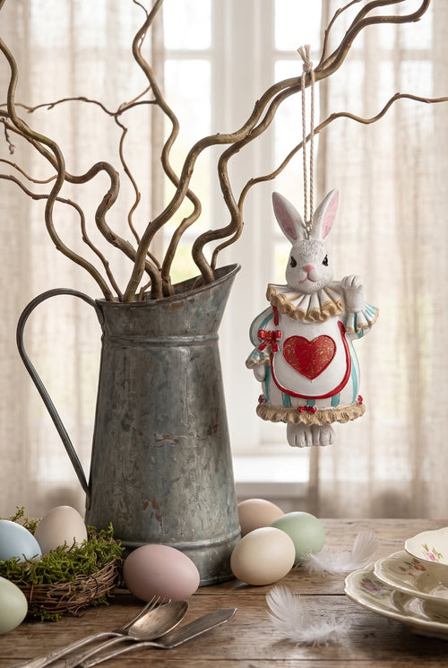 Figurine lapin à suspendre inspirée d'Alice au Pays des Merveilles, avec collerette, tablier à cœur rouge et ruban, idéale pour une décoration de Pâques ou de Noël