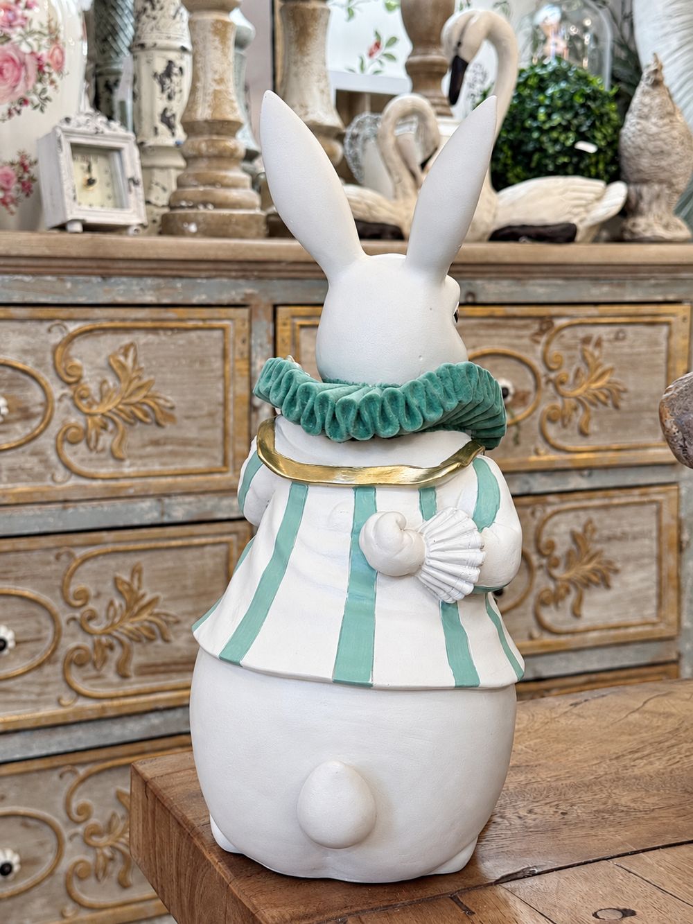 Le Fabuleux Lapin d’Alice vu de dos, avec son costume rayé et sa petite queue blanche.