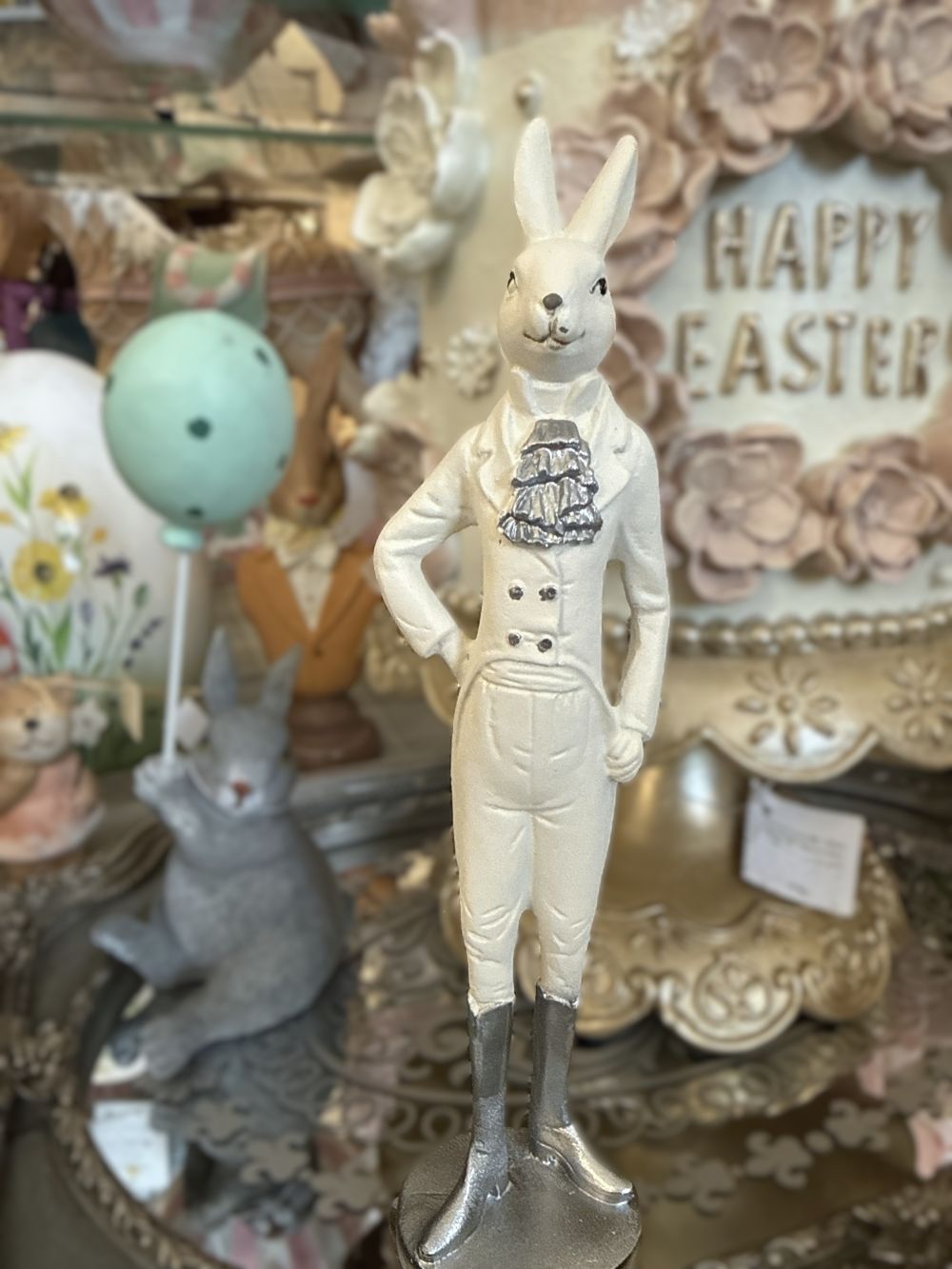Figurine lapin blanc élégant de 20 cm, style shabby chic romantique, détails gris argenté, idéale pour décoration de charme printanière et ambiance poétique