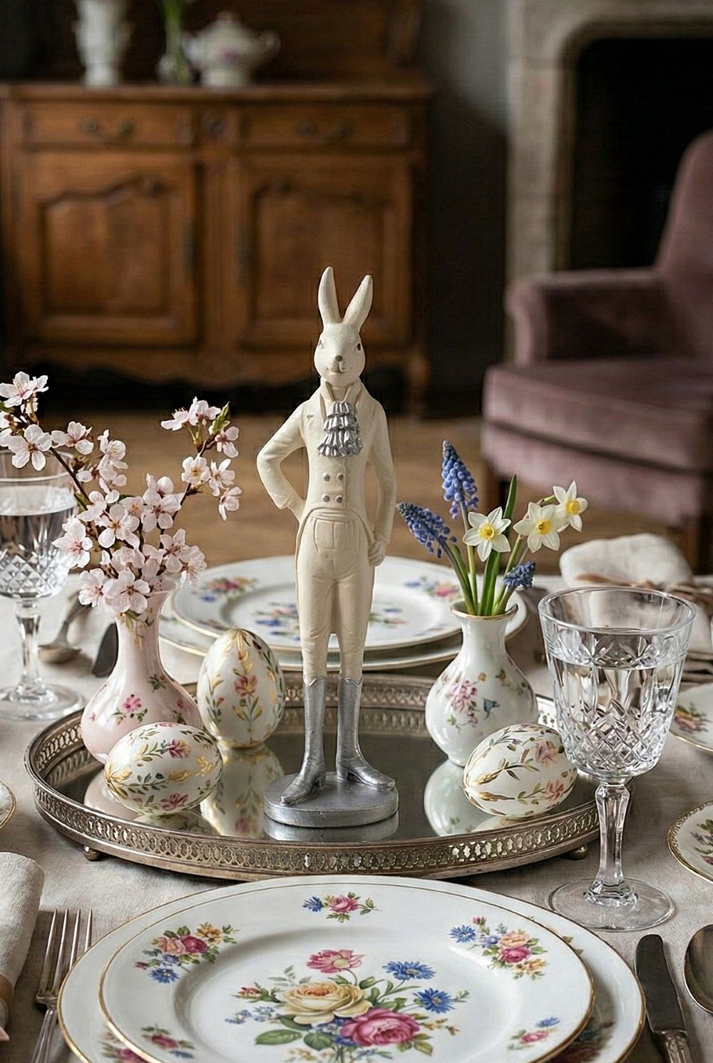 Figurine lapin blanc élégant de 20 cm, style shabby chic romantique, détails gris argenté, idéale pour décoration de charme printanière et ambiance poétique