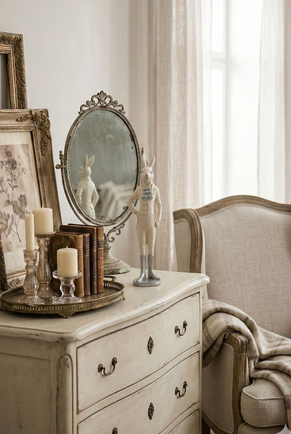 Figurine lapin blanc élégant de 20 cm, style shabby chic romantique, détails gris argenté, idéale pour décoration de charme printanière et ambiance poétique