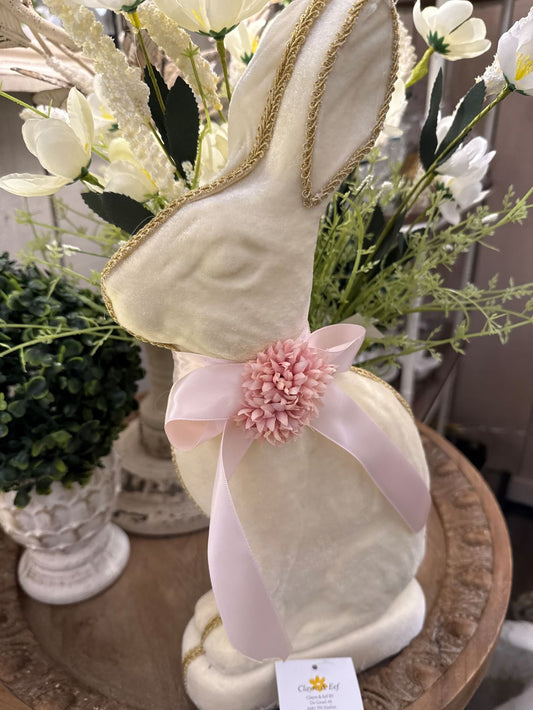 Lapin décoratif en feutrine blanc ivoire avec ruban rose poudré, détails dorés, style romantique et shabby chic, ambiance douce et poétique.