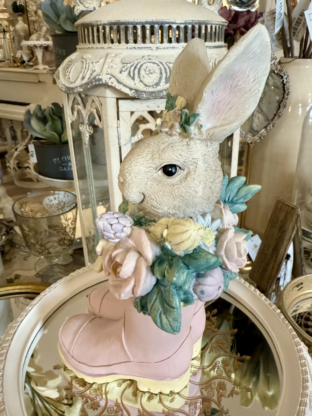 Figurine lapin décoratif bottes roses avec couronne de fleurs, décoration poétique romantique shabby chic pour intérieur, ambiance printanière charme