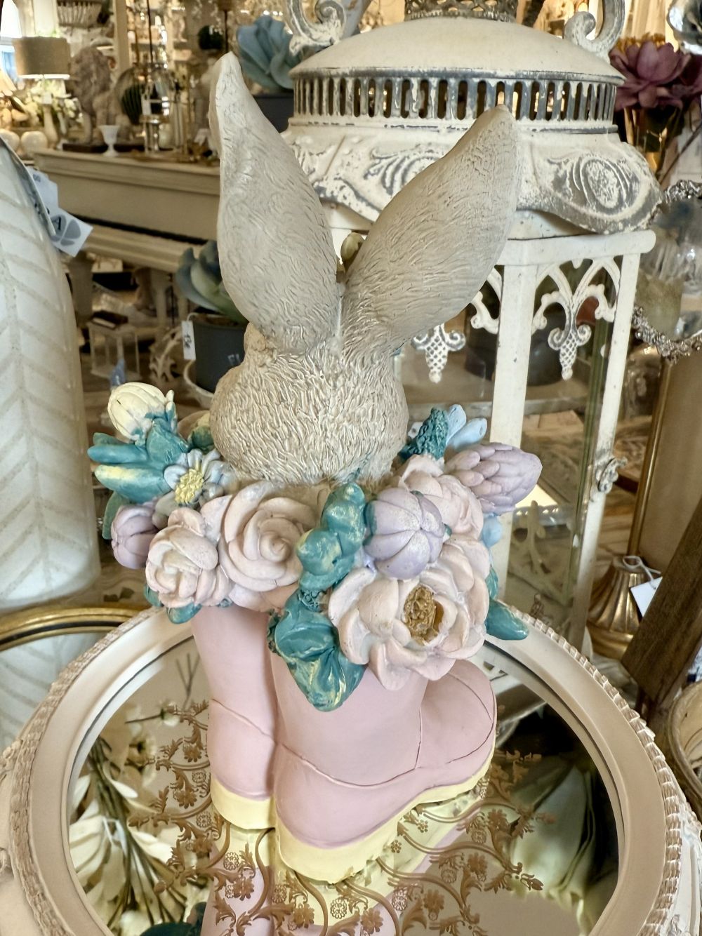 Figurine lapin décoratif bottes roses avec couronne de fleurs, décoration poétique romantique shabby chic pour intérieur, ambiance printanière charme
