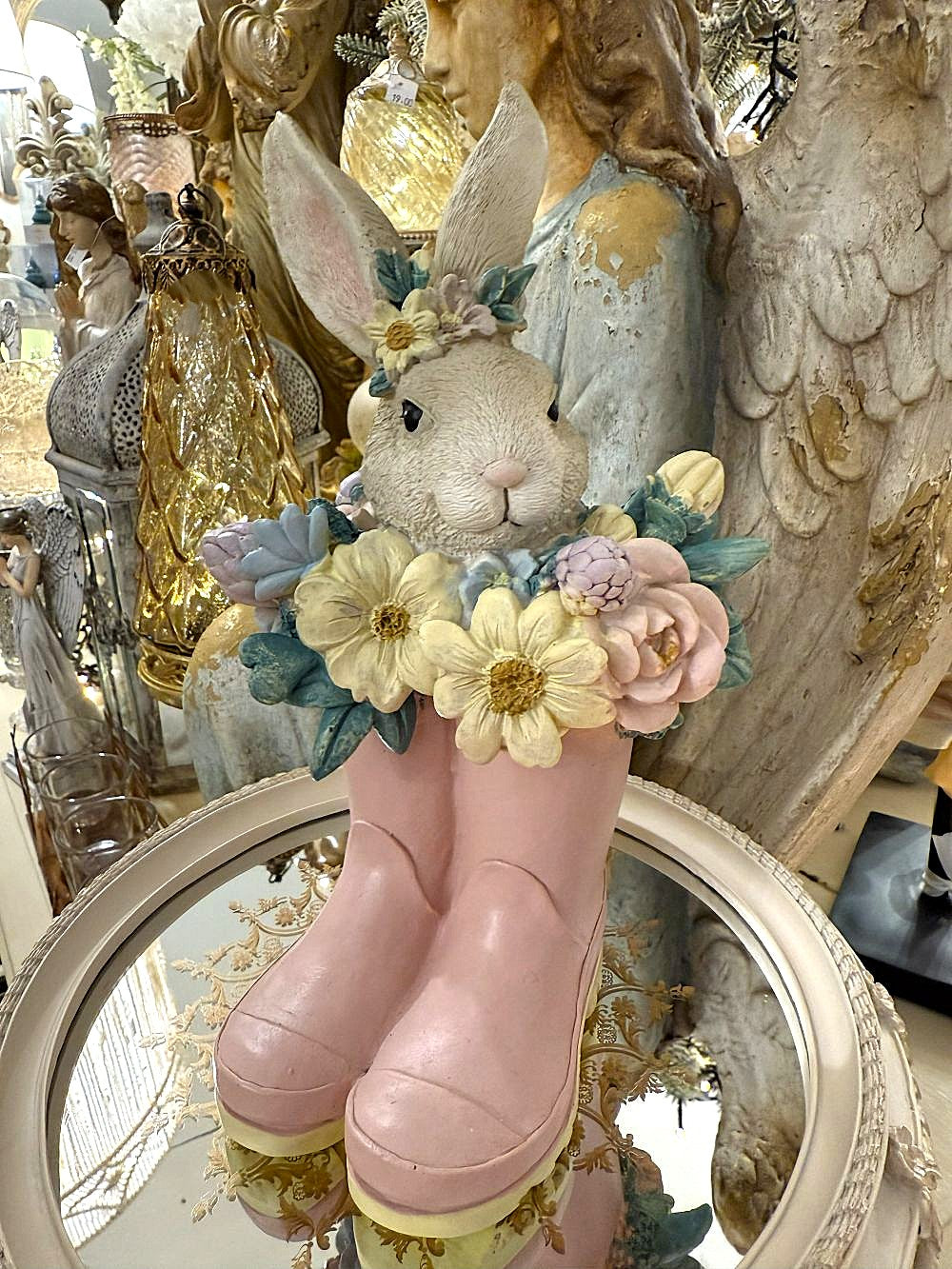 Figurine lapin décoratif bottes roses avec couronne de fleurs, décoration poétique romantique shabby chic pour intérieur, ambiance printanière charme