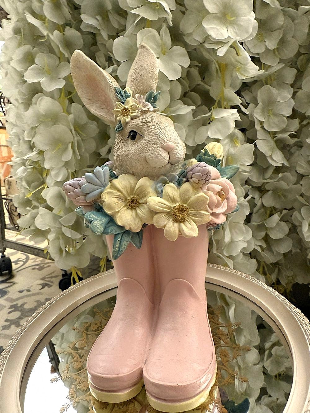 Figurine lapin décoratif bottes roses avec couronne de fleurs, décoration poétique romantique shabby chic pour intérieur, ambiance printanière charme