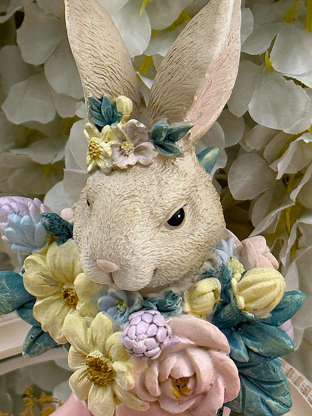 Figurine lapin décoratif bottes roses avec couronne de fleurs, décoration poétique romantique shabby chic pour intérieur, ambiance printanière charme