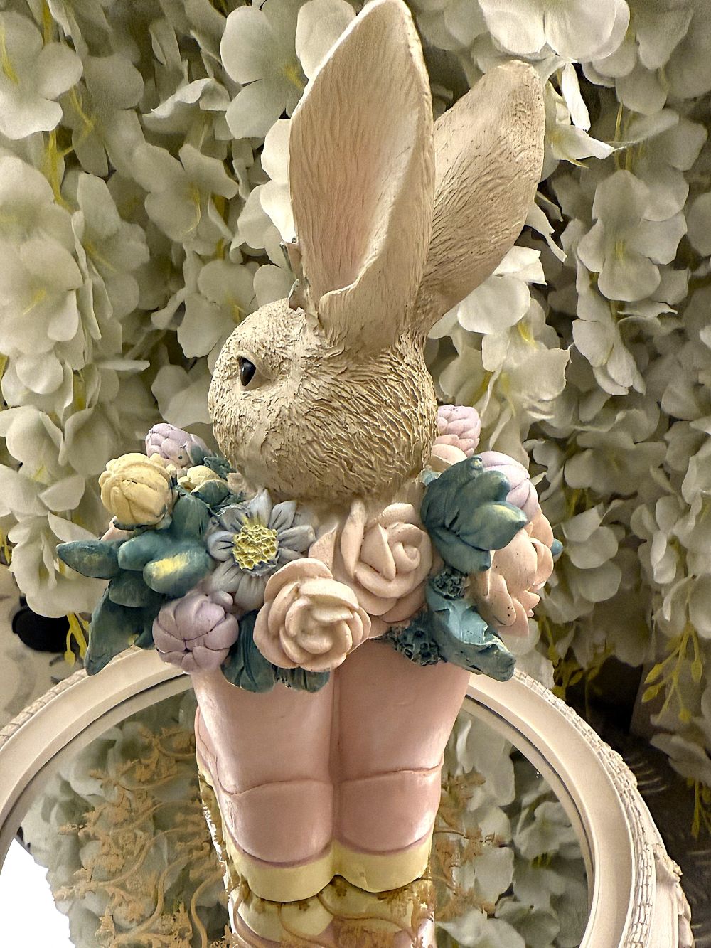 Figurine lapin décoratif bottes roses avec couronne de fleurs, décoration poétique romantique shabby chic pour intérieur, ambiance printanière charme