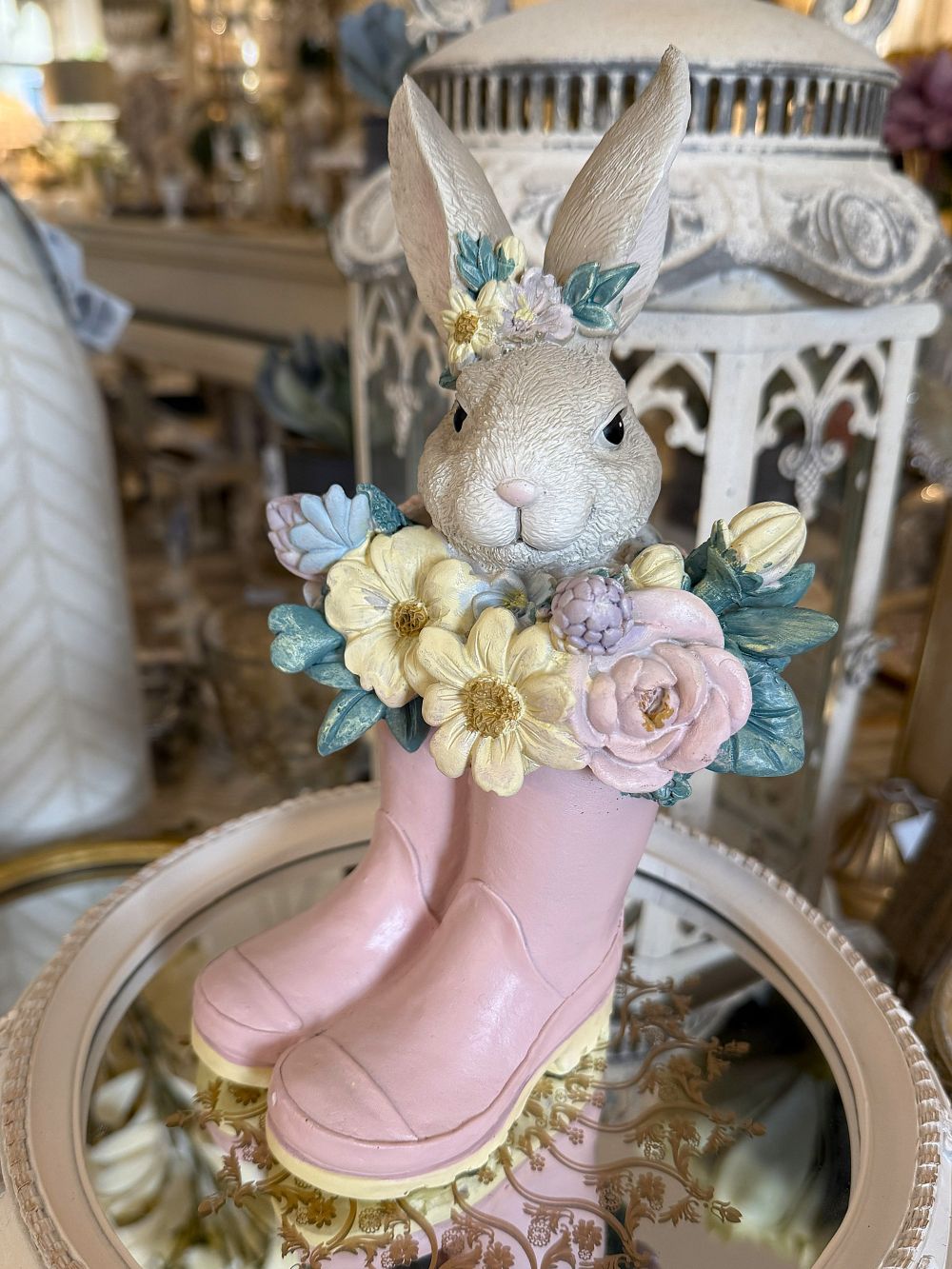 Figurine lapin décoratif bottes roses avec couronne de fleurs, décoration poétique romantique shabby chic pour intérieur, ambiance printanière charme