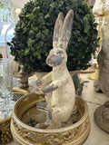 Lapin décoratif assis en ciment patiné beige et gris, style shabby chic et féérique, ambiance champêtre et vintage