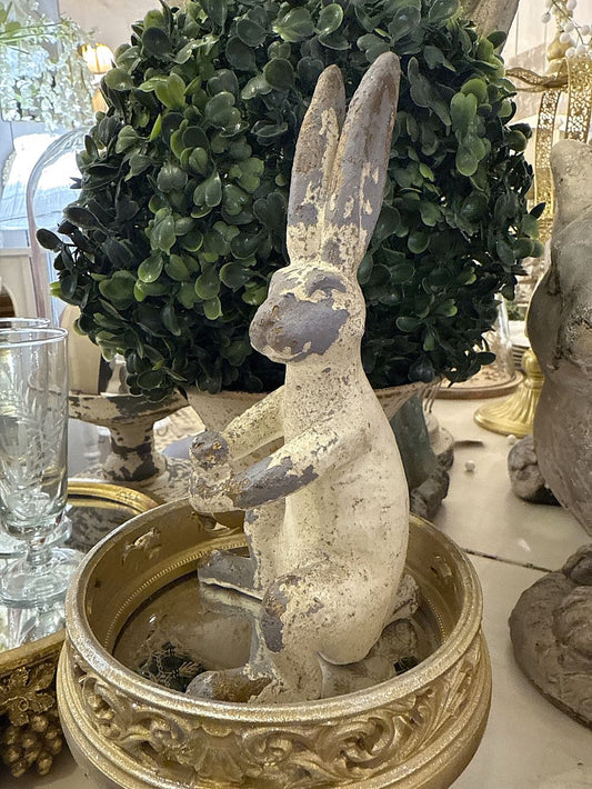 Lapin décoratif assis en ciment patiné beige et gris, style shabby chic et féérique, ambiance champêtre et vintage
