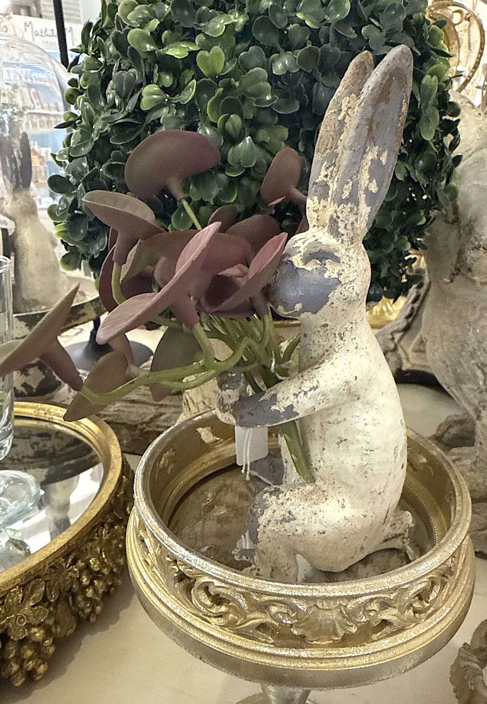 Lapin décoratif assis en ciment patiné beige et gris, style shabby chic et féérique, ambiance champêtre et vintage