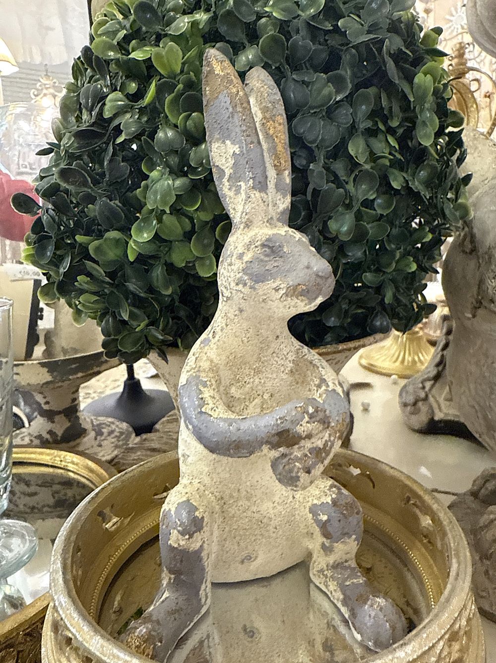 Lapin décoratif assis en ciment patiné beige et gris, style shabby chic et féérique, ambiance champêtre et vintage