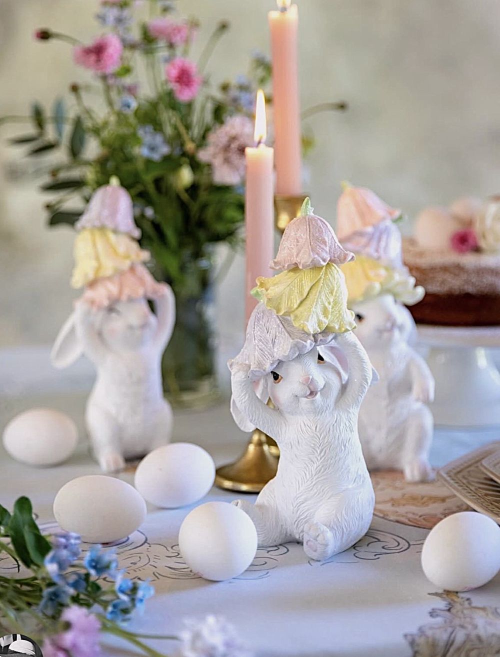 Figurine lapin décoratif blanc avec clochettes pastel rose jaune et violet style shabby chic romantique ambiance féérique de printemps