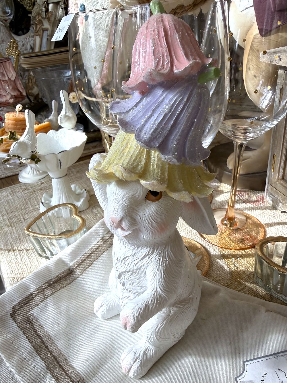 Figurine lapin décoratif blanc avec clochettes pastel rose jaune et violet style shabby chic romantique ambiance féérique de printemps