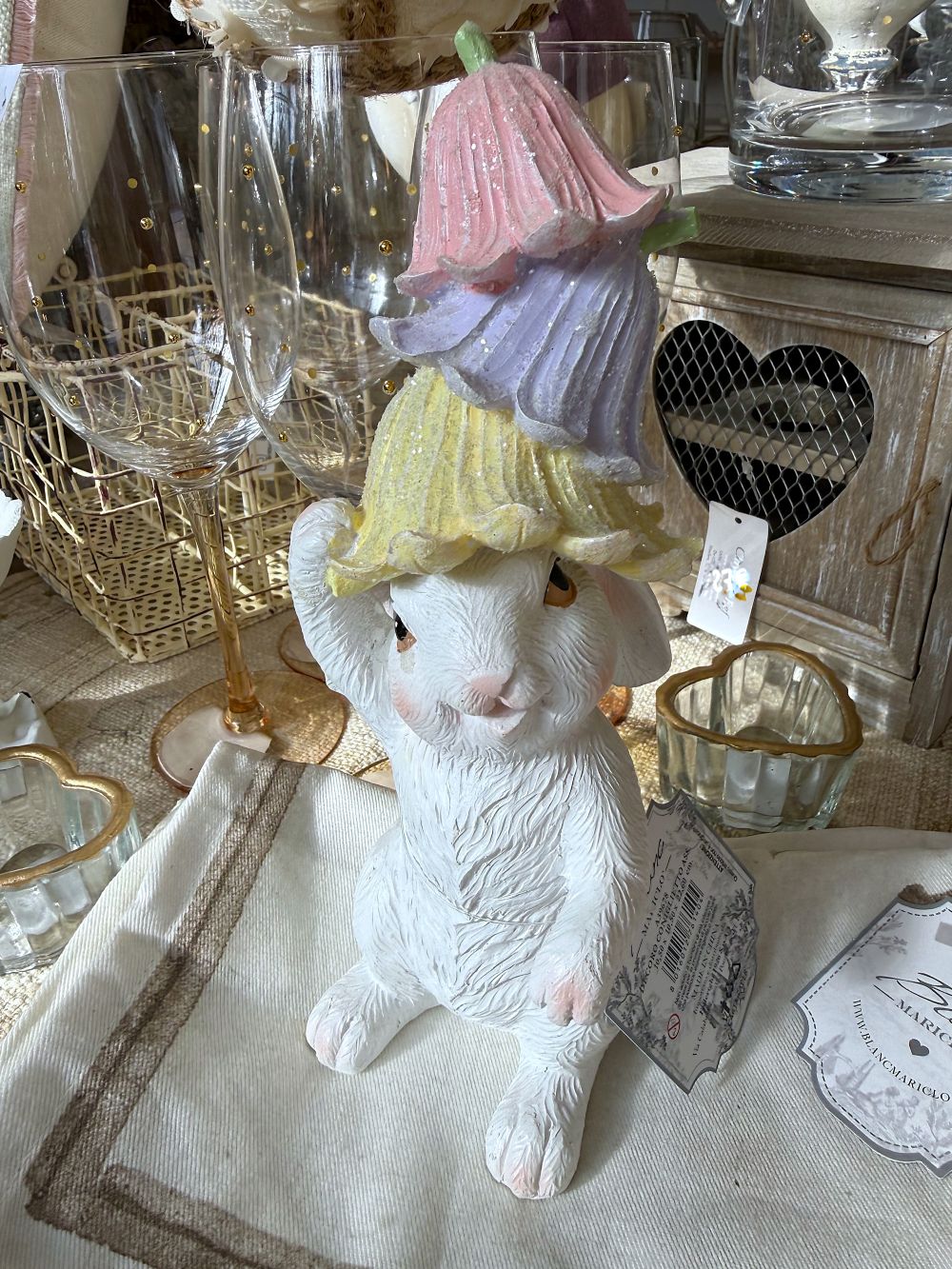 Figurine lapin décoratif blanc avec clochettes pastel rose jaune et violet style shabby chic romantique ambiance féérique de printemps