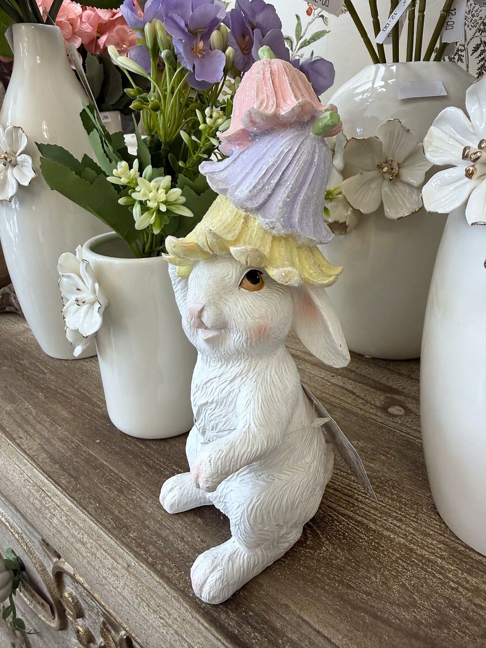 Figurine lapin décoratif blanc avec clochettes pastel rose jaune et violet style shabby chic romantique ambiance féérique de printemps