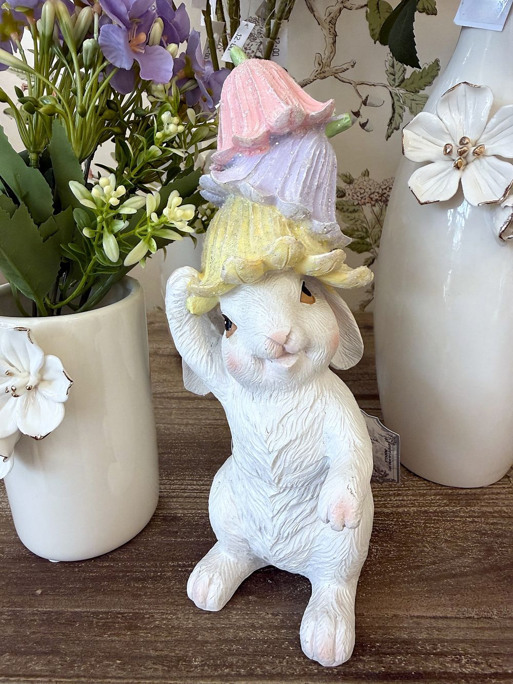 Figurine lapin décoratif blanc avec clochettes pastel rose jaune et violet style shabby chic romantique ambiance féérique de printemps