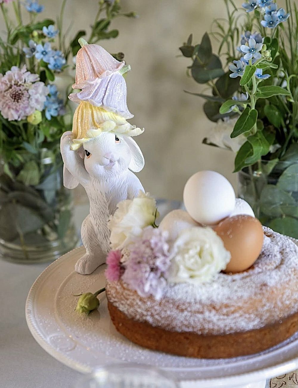 Figurine lapin décoratif blanc avec clochettes pastel rose jaune et violet style shabby chic romantique ambiance féérique de printemps