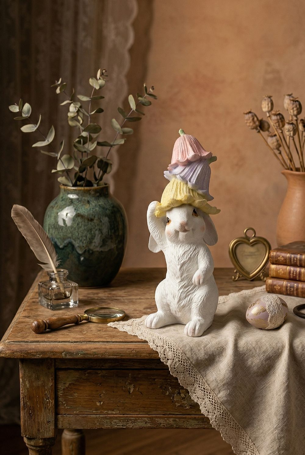 Figurine lapin décoratif blanc avec clochettes pastel rose jaune et violet style shabby chic romantique ambiance féérique de printemps