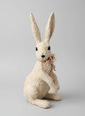 Lapin décoratif en tissu brodé beige et blanc avec fleur rose, style shabby chic et romantique, idéal pour une décoration poétique et féérique.