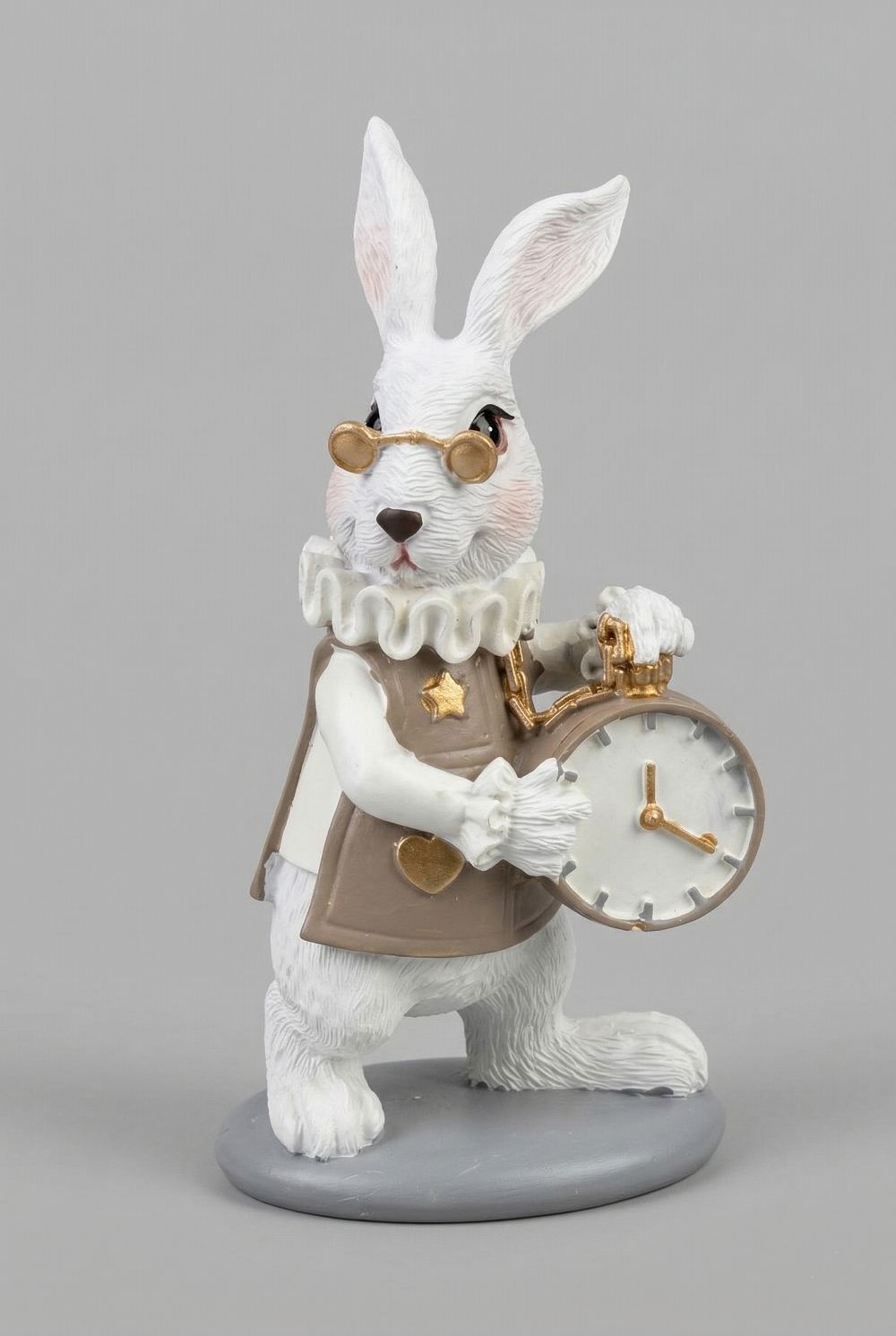 Figurine lapin à la montre blanc taupe et doré, style conte romantique et décoration poétique, idéale pour une ambiance shabby chic et féérique