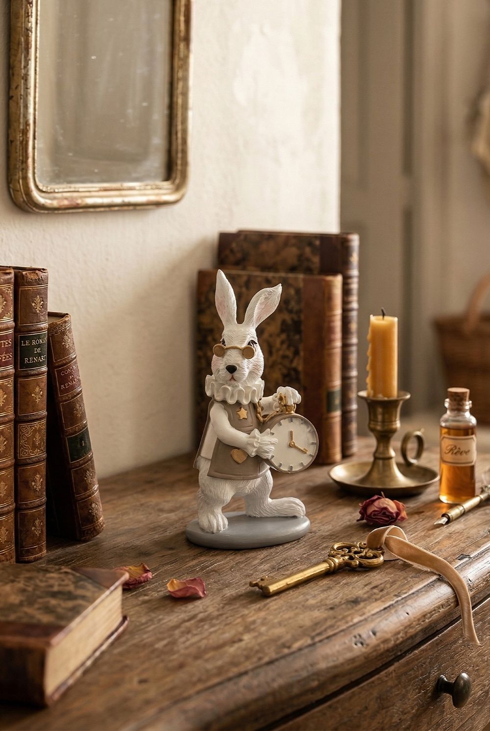 Figurine lapin à la montre blanc taupe et doré, style conte romantique et décoration poétique, idéale pour une ambiance shabby chic et féérique