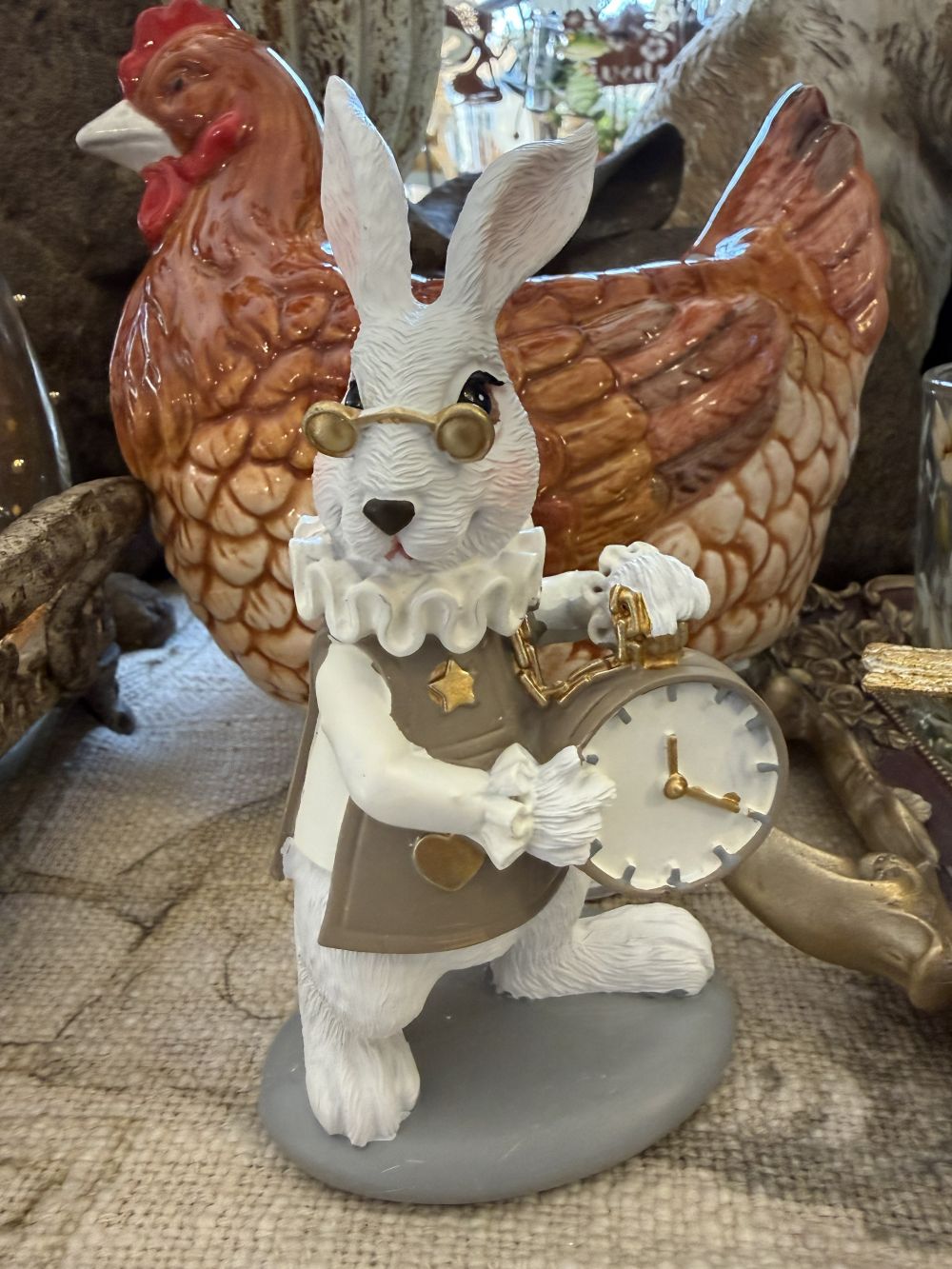 Figurine lapin à la montre blanc taupe et doré, style conte romantique et décoration poétique, idéale pour une ambiance shabby chic et féérique