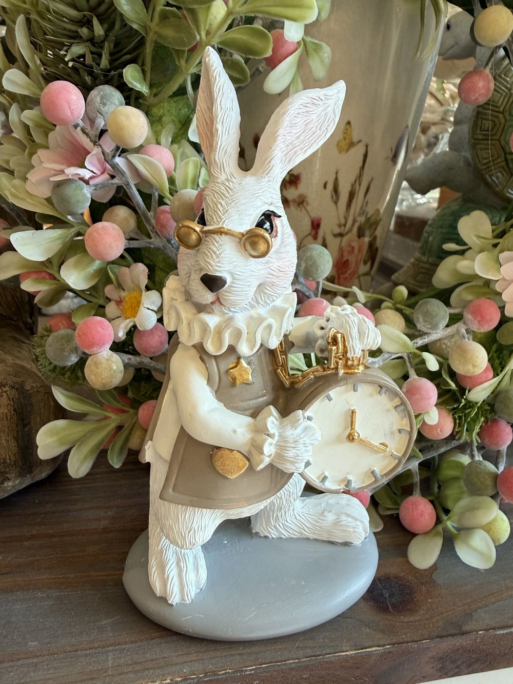 Figurine lapin à la montre blanc taupe et doré, style conte romantique et décoration poétique, idéale pour une ambiance shabby chic et féérique