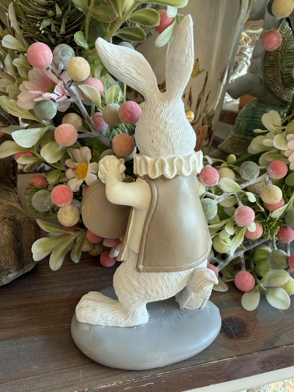 Figurine lapin à la montre blanc taupe et doré, style conte romantique et décoration poétique, idéale pour une ambiance shabby chic et féérique