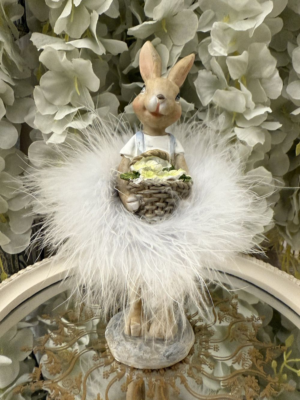 Figurine lapin décoratif avec tutu blanc duveteux et panier fleuri, style shabby chic romantique, ambiance poétique et féérique, hauteur 17 cm.
