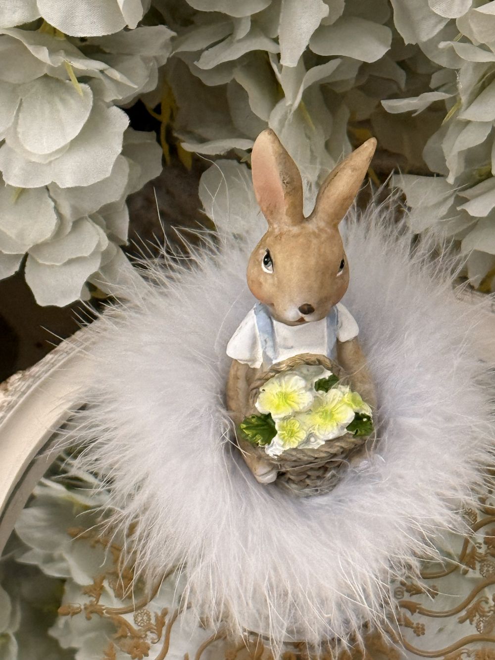 Figurine lapin décoratif avec tutu blanc duveteux et panier fleuri, style shabby chic romantique, ambiance poétique et féérique, hauteur 17 cm.