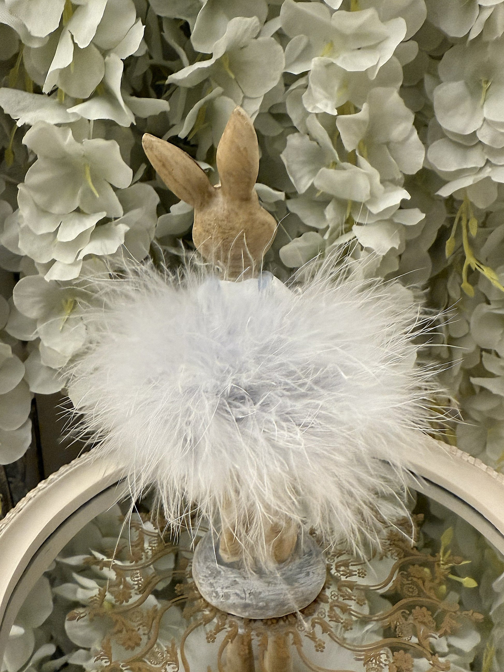 Figurine lapin décoratif avec tutu blanc duveteux et panier fleuri, style shabby chic romantique, ambiance poétique et féérique, hauteur 17 cm.