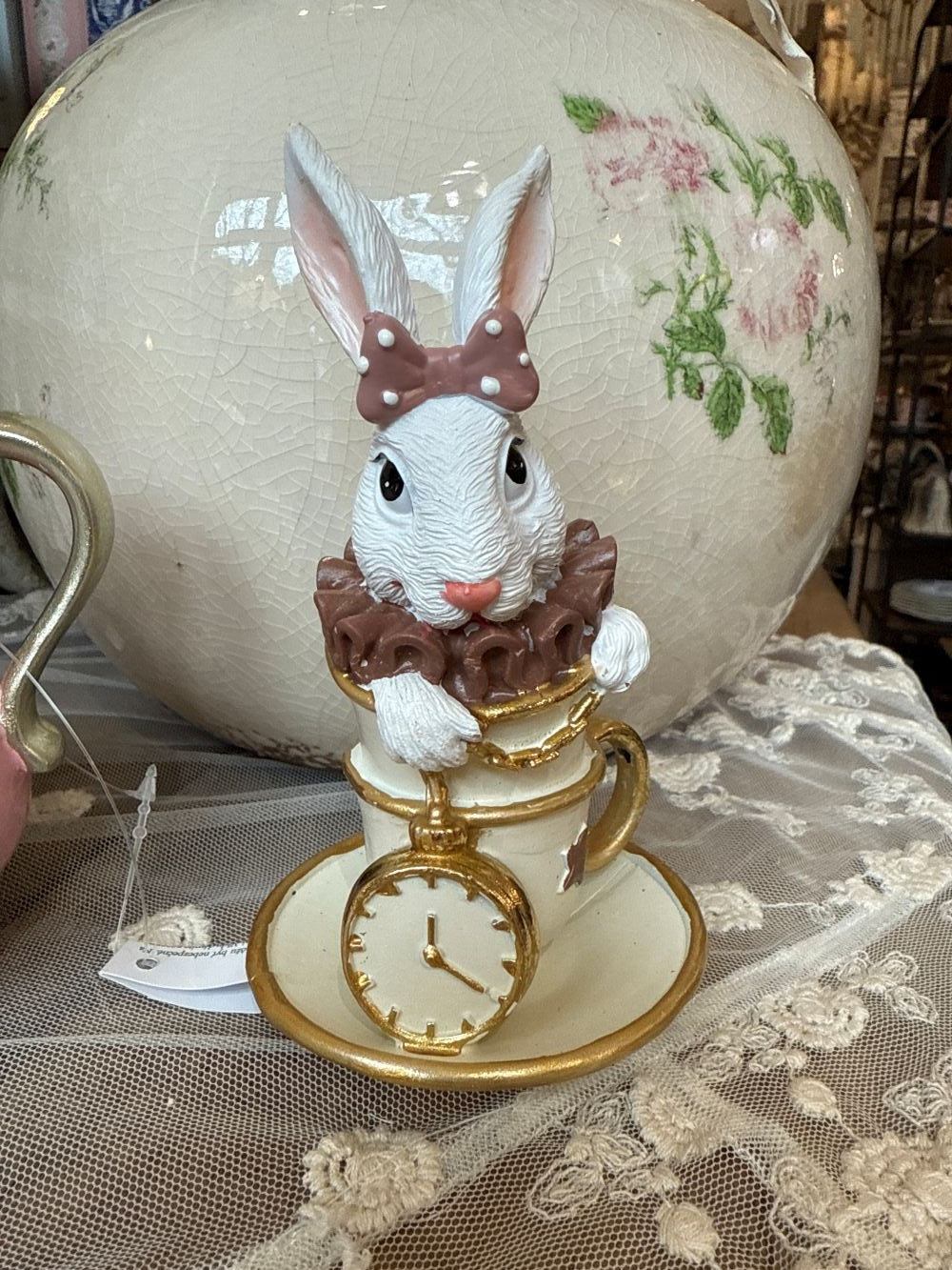 Figurine décorative Lapine Alice à l’Heure du Thé, lapine blanche et rose dans une tasse avec détails dorés, décoration romantique shabby chic et féérique pour intérieur de charm