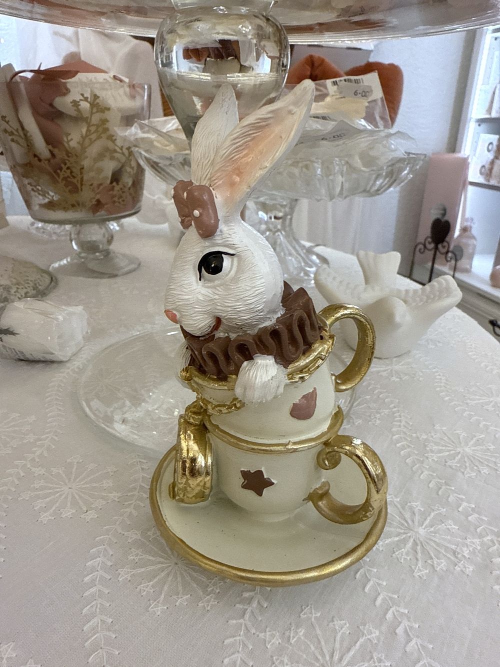 Figurine décorative Lapine Alice à l’Heure du Thé, lapine blanche et rose dans une tasse avec détails dorés, décoration romantique shabby chic et féérique pour intérieur de charm