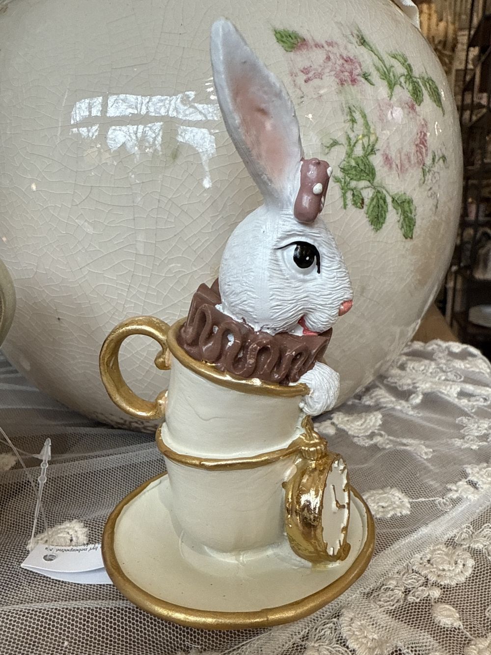 Figurine décorative Lapine Alice à l’Heure du Thé, lapine blanche et rose dans une tasse avec détails dorés, décoration romantique shabby chic et féérique pour intérieur de charm