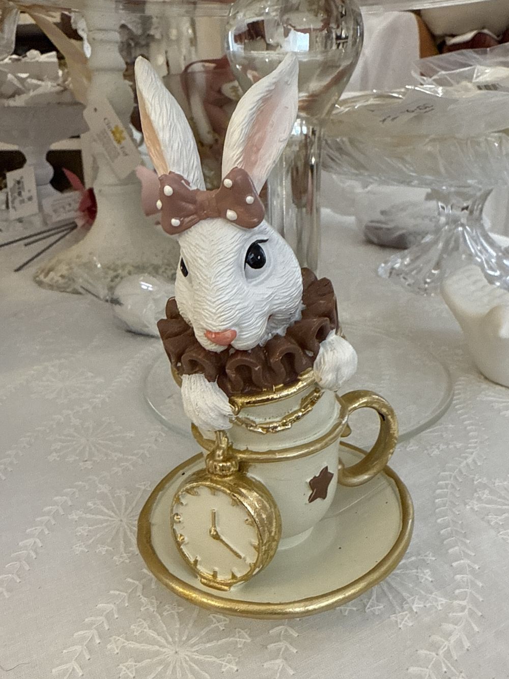 Figurine décorative Lapine Alice à l’Heure du Thé, lapine blanche et rose dans une tasse avec détails dorés, décoration romantique shabby chic et féérique pour intérieur de charm
