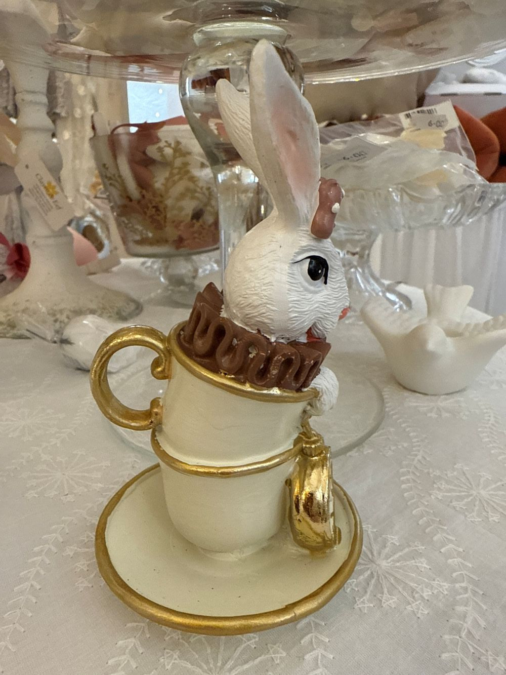 Figurine décorative Lapine Alice à l’Heure du Thé, lapine blanche et rose dans une tasse avec détails dorés, décoration romantique shabby chic et féérique pour intérieur de charm